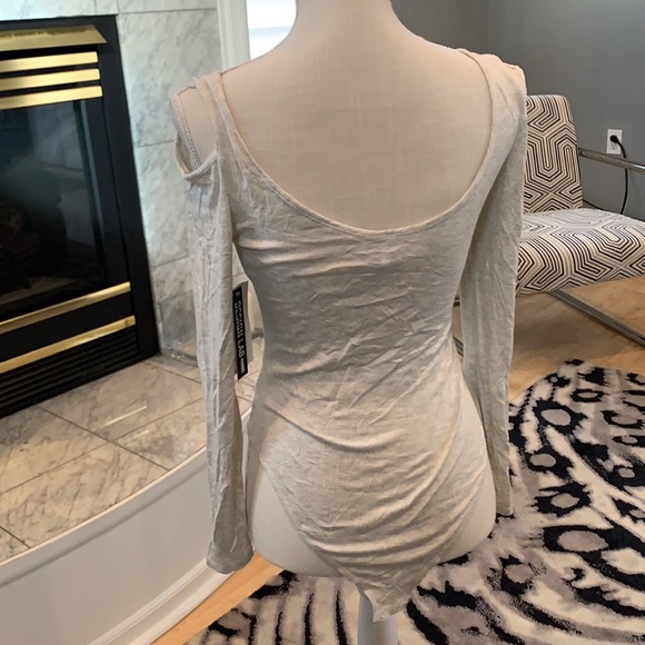 Design lab cold shoulder bodysuit - Picture 2 of 4